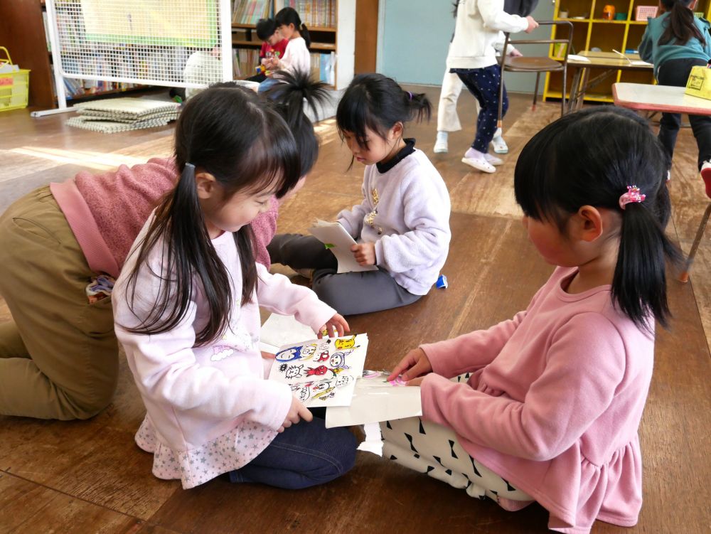 好きなもの、楽しいことから
広がる異年齢児との交流


「何描く？」　「かわいい」
やっぱり醍醐味は交換♡
「そろそろ集まったし交換しよ」
