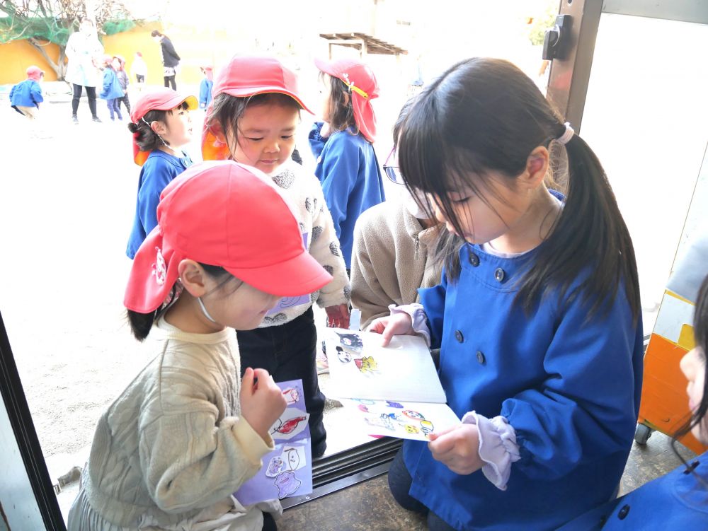 「どれがいい？」　「これ！！」
「いいよ～これは何？じゃあこれ♡」
リス組さんが一生懸命描いた
絵を選ぶキリン組さん♡