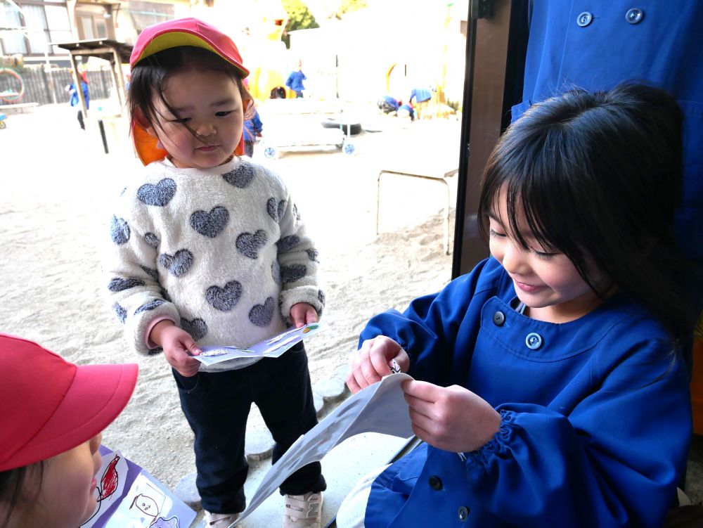 最初は少し照れていたリス組さんも
シール交換を通して、笑顔になったり
自分の思いをキリン組さんに伝えたり…

また、キリン組さんも体を低くして
顔を見て話したり、優しく声をかけたり
しながらシール交換を楽しんでいました♡