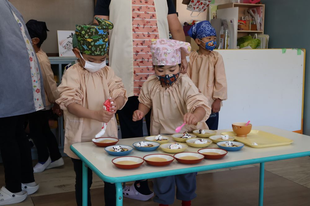 続いてトッピング係さん！！

クリームをのせる人
スプレーをかける人
チョコをかける人
役割分担しながらパンケーキも仕上がり間近♡