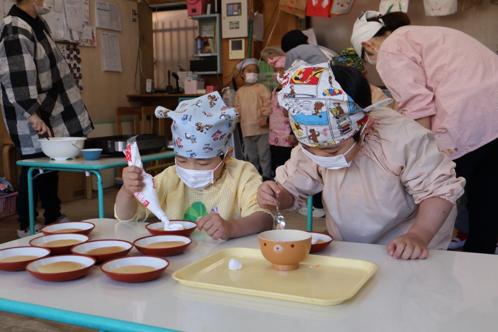 むにゅ～っとクリームの量を考え、
どこにのせようかな？と場所を考える真剣なKくん！　
イメージ通りクリームを絞り終えると
「次お願い！」
とGくんにお皿を渡し、連携プレイ(*^-^*)