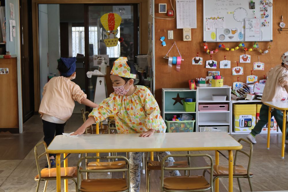 続きまして、運ぶ係さん！！
お客さんが来る前に机をふいてきれいにします！
ピッカピカよ～
早くお客さんがこないかなあ～わくわくドキドキ♪