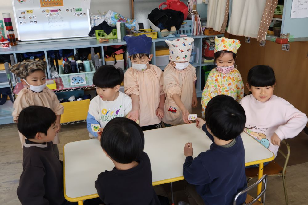 いらっしゃいませ～
チケット下さい！！

席に案内し
自分たちが配ったチケットを受け取ります。
