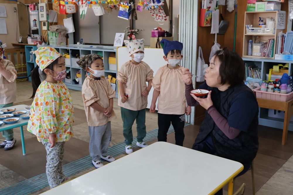 「こちらにお座り下さい。」
「ちょっと待ってて下さいね！！」
「すぐパンケーキ持ってきます♡」

接客もバッチリ！！
お客さんがたくさんきて忙しくなってくると、
「あぁ～忙しい」
ポツリと本音が・・・・でも
「おいしい」　と言われると
「ありがとう　」と自然と言葉がでて
思わず笑顔あふれる♡
