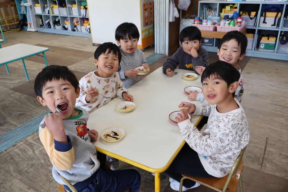 お客さんが帰って、エプロンを脱いでいると…
友達同士で手をあげながら
「お疲れ～」と互いに労う姿も♡
思わずほっこり気分です♡
今日は仕事頑張ったもんね！！

仕事終わりのパンケーキ🎶
お腹ぺこぺこ～！！

食べると・・・「うまっ♡」「めっちゃおいしい！！！」
自分たちで作ったパンケーキはほっぺが落ちそうなくらい美味しい！！
おかわりもたくさんして、口のまわりはクリームやチョコだらけ(笑)

ゾウ組さんのパンケーキ屋さん大成功でした✨