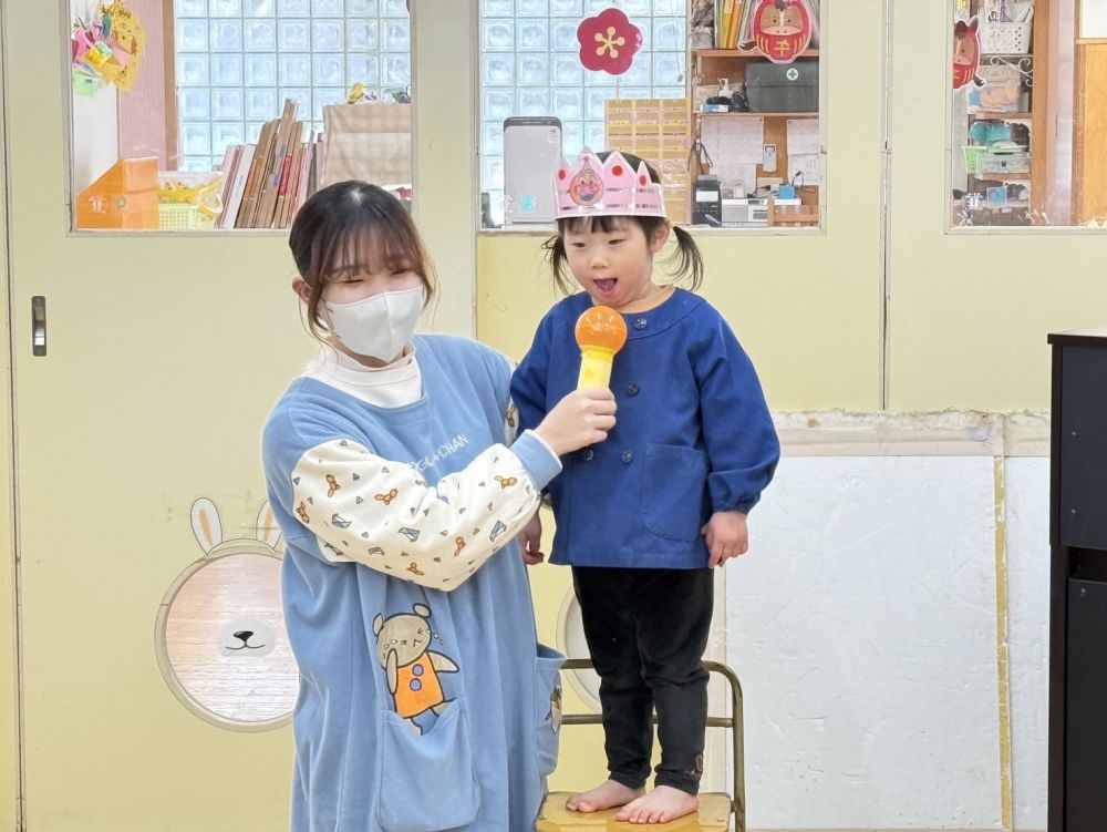 １月生まれのお誕生日はクマ組のOちゃん！

お友だちの前に出るとドキドキ・・・
「好きな食べ物はなんですか？」の質問に
「いちごとちょこ！」と緊張しながらも教えてくれました✨