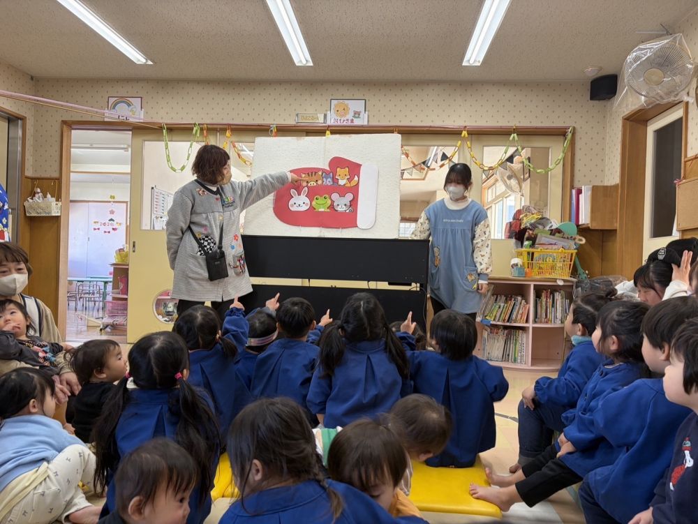 先生の出し物は「てぶくろ」のパネルシアターでした♪

おじいさんが落としていったてぶくろに
ネズミさんやクマさんなどいろいろな動物が入っていきます。
「もうはいれないかもしれない！」
「いっぱいだよ～！」などと言いながら一緒に楽しんでいた
あいはうすのお友だちでした！