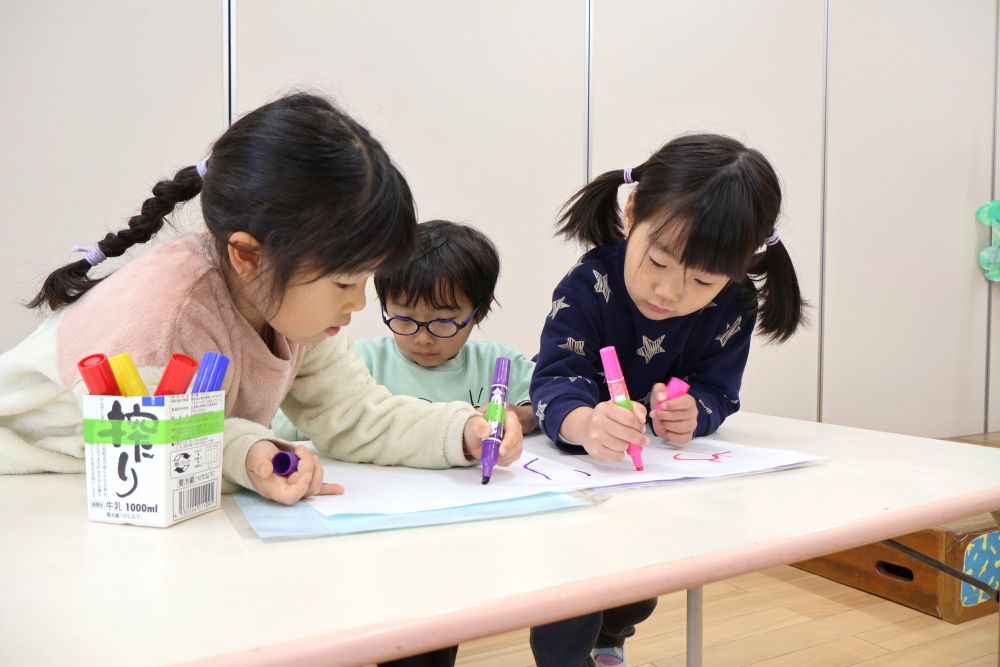 ごっこ遊びのなかで役になりきることを
楽しんでいるゾウ組さん
『やきりんごやさん』をやってみることに☆



お店に必要な物の１つである看板作り！
　「Mちゃんこっち書くね！」
　「『ん』ってうねうねしてる…」
お客さんに見えやすいように字を太くしながら
書いてみる！