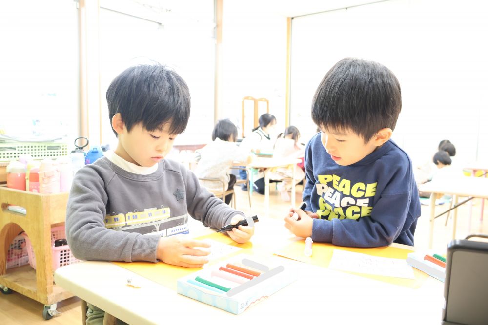 招待するためのチケット作りも！
　「き・て・ね！って書いてる！」
　「りんごの絵も描こっかな～」
友達と一緒に読んだり、なぞってみたり…
ひらがなへの興味が広がる♡