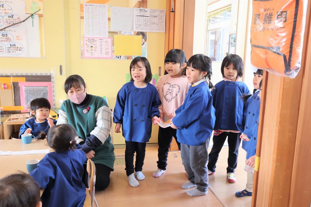 前日にはゾウ組さんで開店することをお知らせに☆
　「やきりんごやさんあしたきてね～！！」　
なんだろうと不思議そうな表情を浮かべる子や
楽しみな気持ちを伝えてくれる子…
みんなの表情を見て、さらに期待が高まる♡
