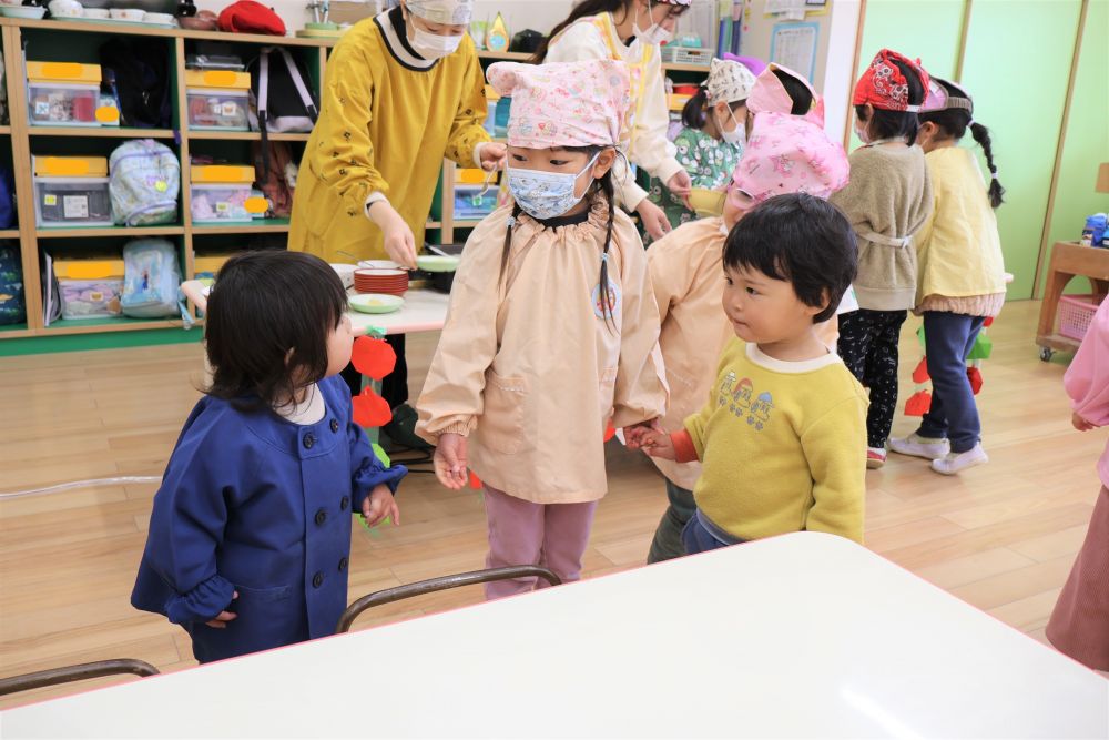 お店の人ってどんなことをしてるんだろう…
声のかけかたや動作など店員さんになりきりながら
自分なりに考えてみる！



　「ここに座ってもいいよ～」
　「好きなところに座ってくださーい」
手を繋いで席まで案内したり、大きな声で知らせたり…
異年齢に合わせて関わろうとする姿も…！