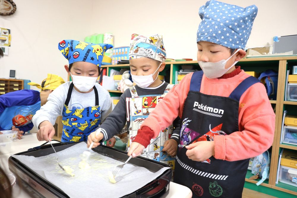 　「だんだん溶けてきたね～」
　「めっちゃいい匂いするじゃん！」
バターの固さがどんどん変化することを感じながら
友達と協力してバターをのばす！