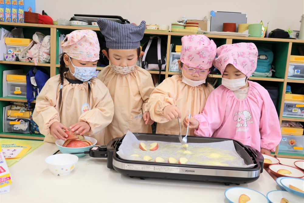 　「もうちょっとだね！」　
　「ここにも並べれそうだよ！」
　「りんご持って待っとくね」
役割を分担しながら、
りんごの並べ方を自分たちで考える☆