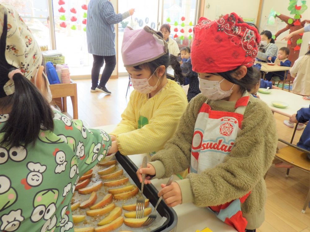 実際にやってみることで大変さを実感しながらも
楽しさや達成感を感じる！



　「いい感じだね～」
　「美味しそ～！」
フォークを使ってひとつずつひっくり返して…
焼き色の変化を楽しみながら丁寧に♡