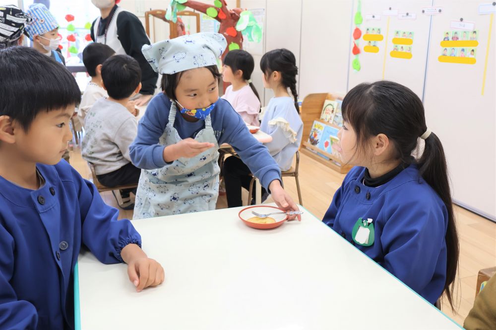 ちょっぴり緊張しながらお客さんのもとへ
　「どうぞ！」
　「ありがとう」
感謝を伝えてもらうとなんだかホッとする気持ちに
　「おいしい！！」
　「おかわりしたいな～」
お客さんの反応を見て自然と笑みが溢れる♡