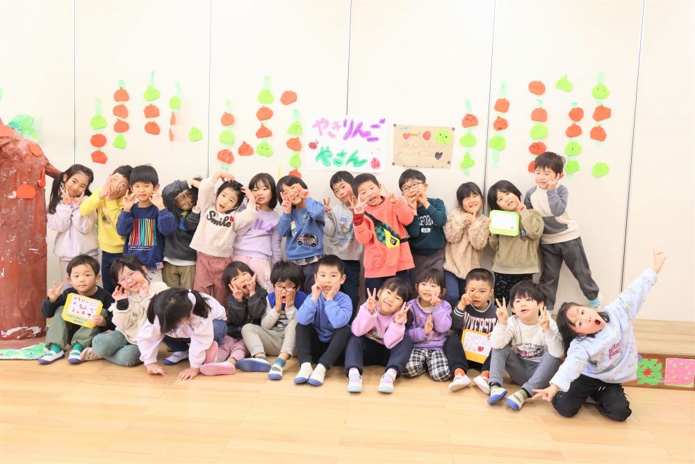 最後は自分たちで作った焼きりんごを食べて
心もお腹も満たされたゾウ組さん
みんなで協力して楽しんだ『やきりんごやさん』
またひとつステキな思い出が増えたね♡