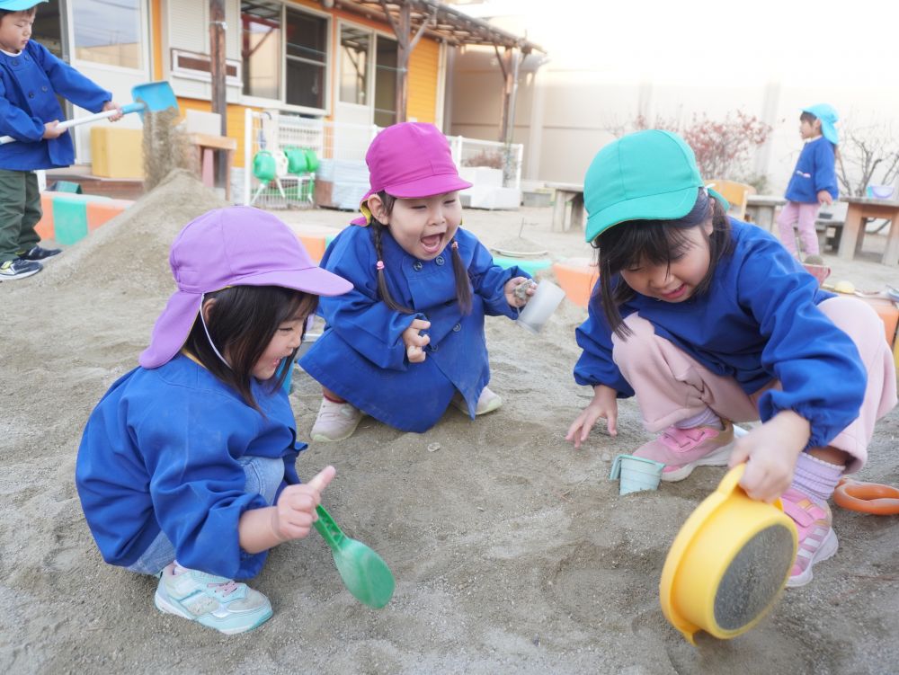 いつの間にそんなに仲良くなった！？
ってくらい仲良しで相思相愛なキリン組とクマ組さん♡
面倒見のいいキリン組のお兄ちゃんお姉ちゃんが
クマ組さんは大好きで駆け寄っていきます♡



ちょっとした動作にもおもいきり笑ってくれるクマ組さん♡
「なんかずっと笑ってる♡（笑）」
キリン組さんも嬉しくなって良い気持ち♡