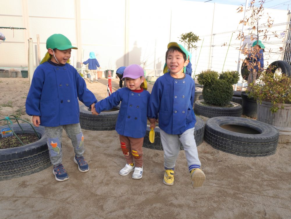 手を繋いでルンルン♪
2人のお兄ちゃんに挟まれてちょっぴり恥ずかしい…
でも嬉しい♡