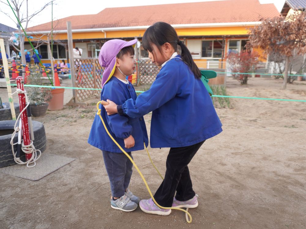 「Nもやりたいー！」
「できるかな？ここに立って！はいって言ったら跳んでね！」
一緒に縄跳びを跳んでみる♡

