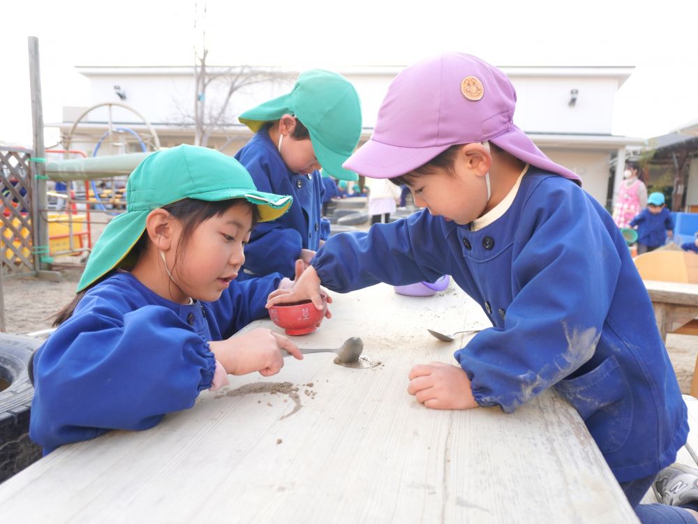 年上の子のしていること全部に興味をもち
やってみたい気持ちがいっぱいのクマ組さん・・・
小さいクラス子の”やりたい”　”こうしてほしい”を
優しく受け入れてくれるキリン組さん・・・
見ていてほっこりします♡



「何してるの？」
「水で絵を描いとるんよ！やってみる？」
「すごいやってみたいー！どうやるん！」