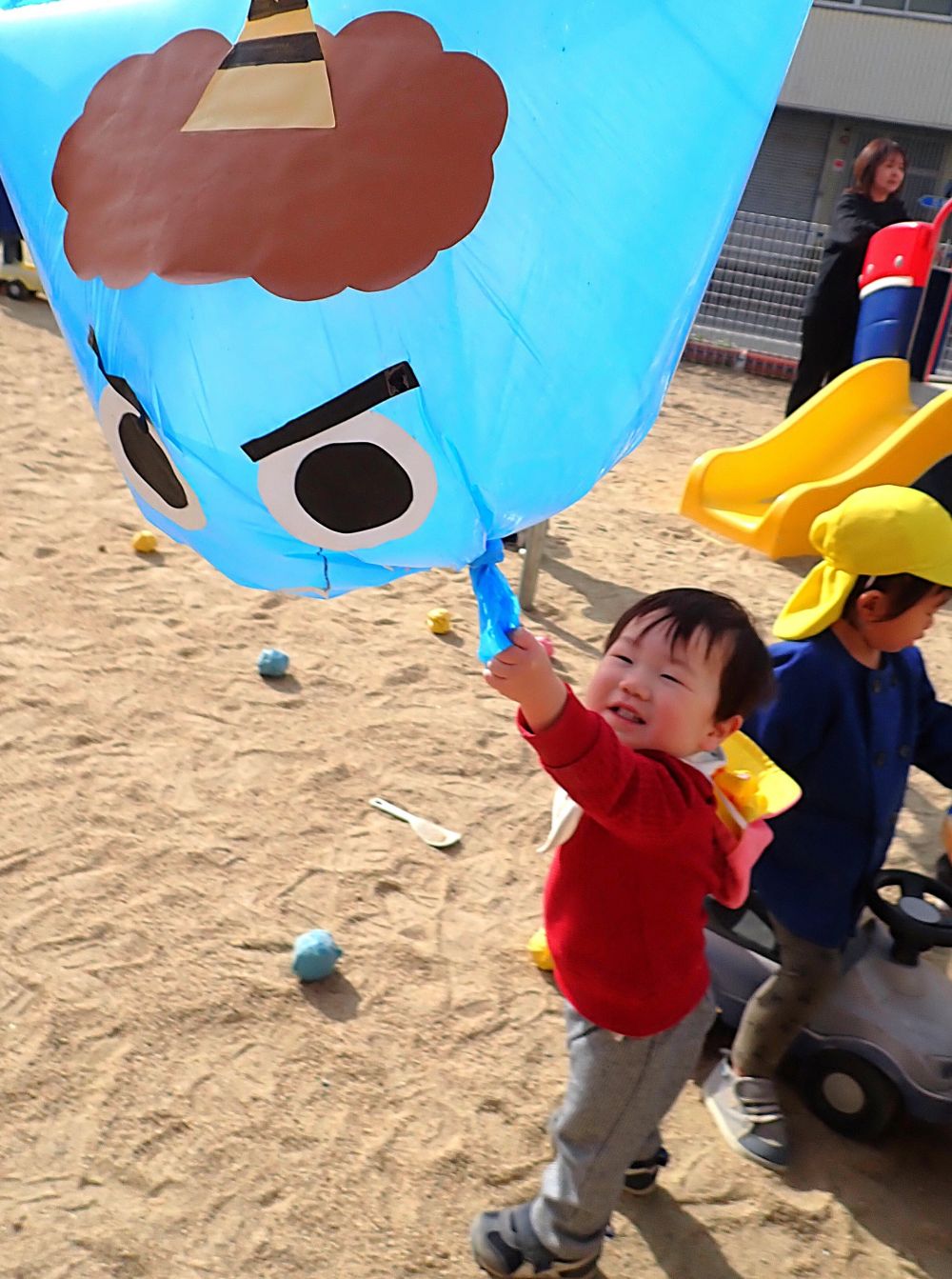 園庭に、オニさん登場！！

つかまえた✨