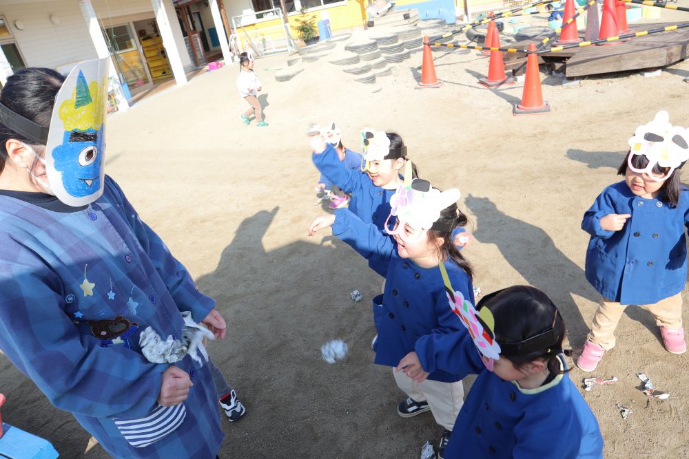 今日は、節分会がありました
その後、みんなで作った鬼のお面をつけて園庭に出て豆まき遊びをして楽しみました
後川先生が鬼のお面をつけて後から園庭に出ると、みんな大はしゃぎ！！


先生鬼に目がけて新聞紙の豆を投げ豆まきをたのしんだり、