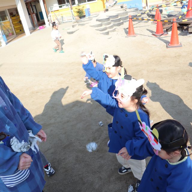 ＊　2歳児　豆まき遊び　＊