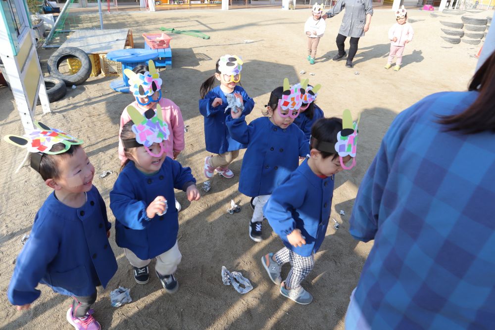 逃げる先生鬼を「鬼はそと！」
「福はうち！」と元気いっぱいに声をだしながら追いかけて楽しむクマ組さんたちでした

