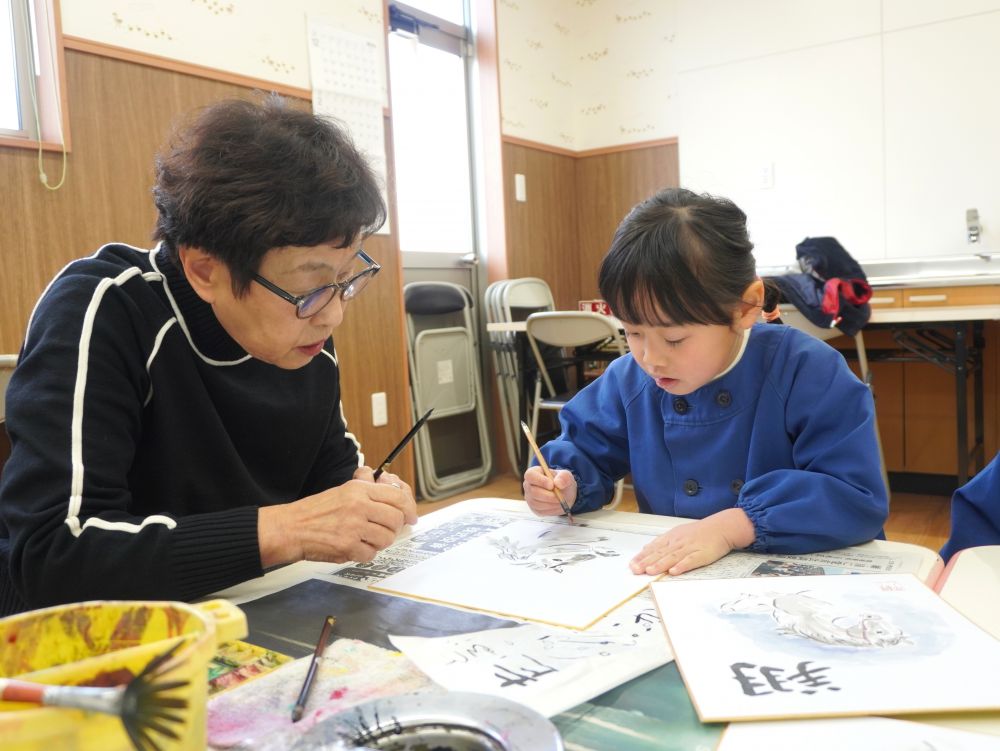 １月の終わりに園長先生とかいた干支！
今年の干支は”馬”
今年もきっとうまくいく！！☆



「筆は立てて持ってささーっと色を塗ってね」
筆を使うってなかなか難しい！
馬をスラスラ上手に描く園長先生にみんな目を輝かせていました♡