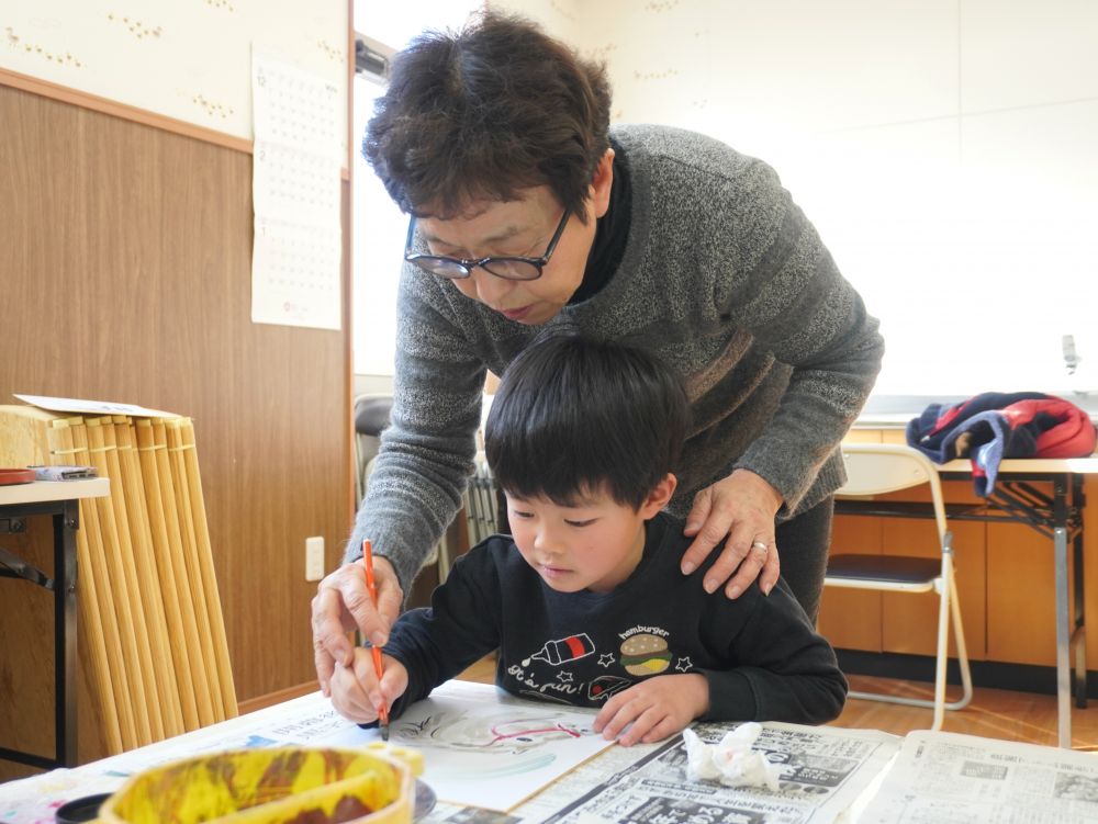 「馬見たことある？」
「あるテレビで！競争してた！」
「よく見てるね～ドラマも好きだったんよ～」
馬の話やたわいもない話で盛り上がる２人♡
「涙がでるくらいおもしろいわ～」と園長先生♡
ステキな思い出がまた一つできました！