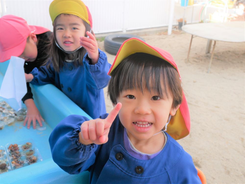 寒い時季ならではの遊び・・・それは氷！！
“なんで？”　“どうして？”
氷の不思議を楽しみました



『みてみて～！！氷ができてる』
『どんぐりも水も凍ってるよ』
いち早く氷に気が付いて友達や先生に気づきを伝えます
『冷たいよ～この手を触ってみて？』とHくん
