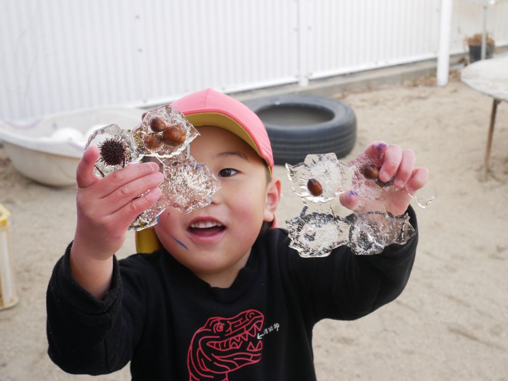 『キレイ～♡ピカピカ光ってるよ』
キレイな氷を眺めるNくん
