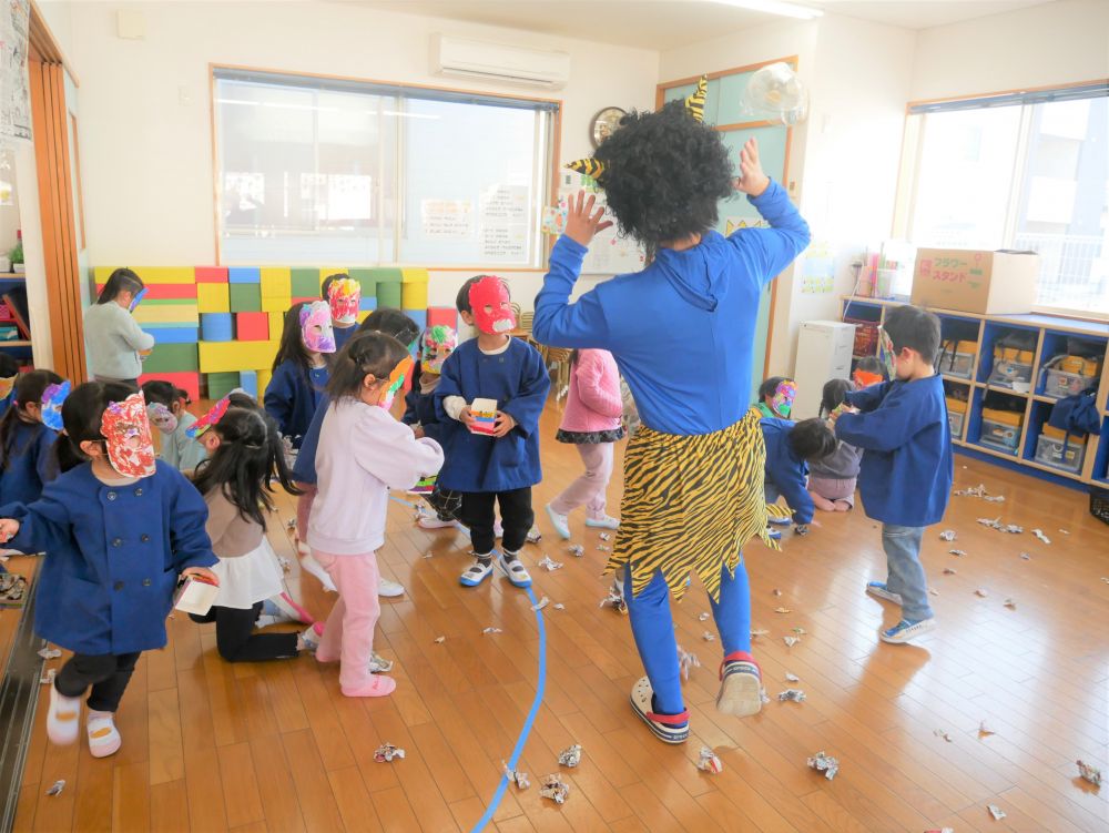 節分の会を通してその由来を知り
興味を示していた子どもたち



『豆まきしたい！！』
『悪い鬼をやっつけたい』
『僕はいじわる鬼をやっつけるよ』
『私は泣き虫鬼にする！』
朝の会では口々にやっつけたい鬼について話してくれました
『鬼は外～福は内』
必死に新聞紙の豆を投げつけます
