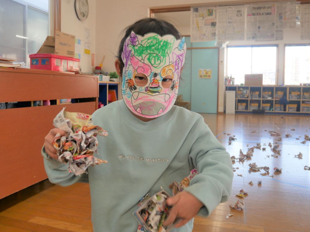 『Rは鬼恐いから嫌なの！幸せいっぱいな～れって豆まきするの』
必死に新聞紙の豆を集め両手いっぱいに集めます♡