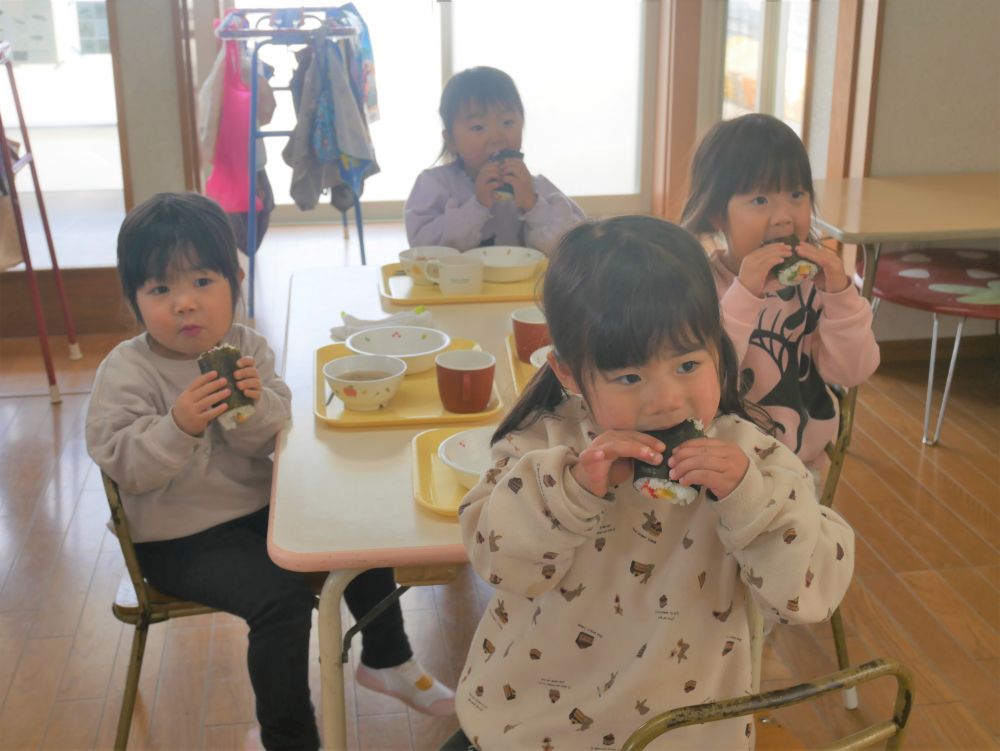 『南南東は押し入れの方か！』
『みんなあっち見て！』
『喋らず食べたらいいことあるよ～』
黙々と巻きずしを頬張ります
今年も元気に楽しく過ごせますように♡