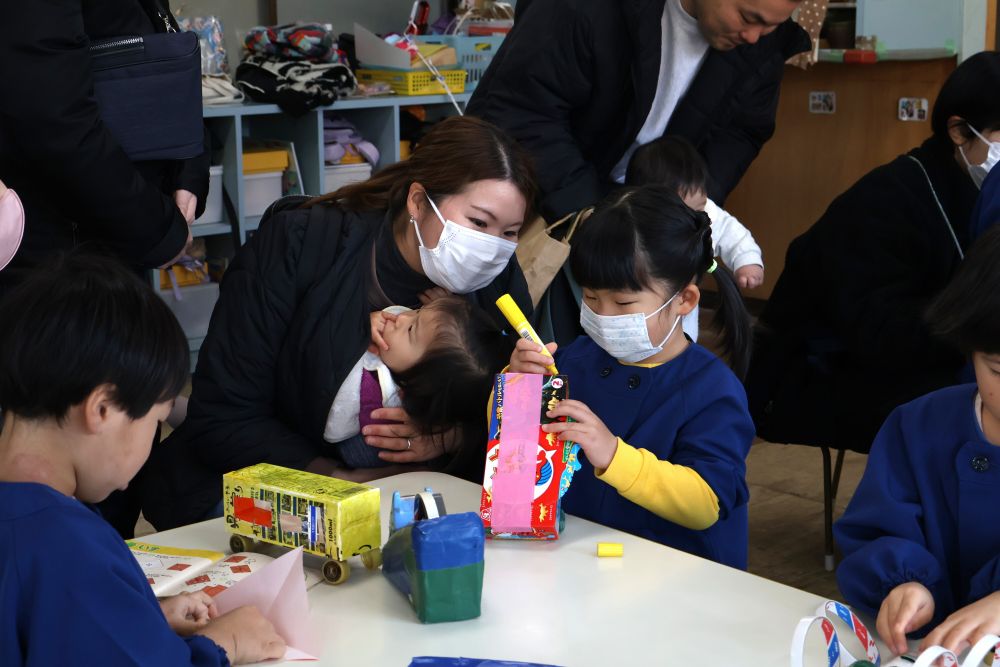 今回は保育参加では
協同遊びの様子を見てもらいました👀♡

普段子ども達がしている廃材遊びから広がった
ゲーム作り♩グループに分かれて製作を進めます

難しい…と思ったら隣にはお家の人が😌✨
頼もしい助っ人です✰

