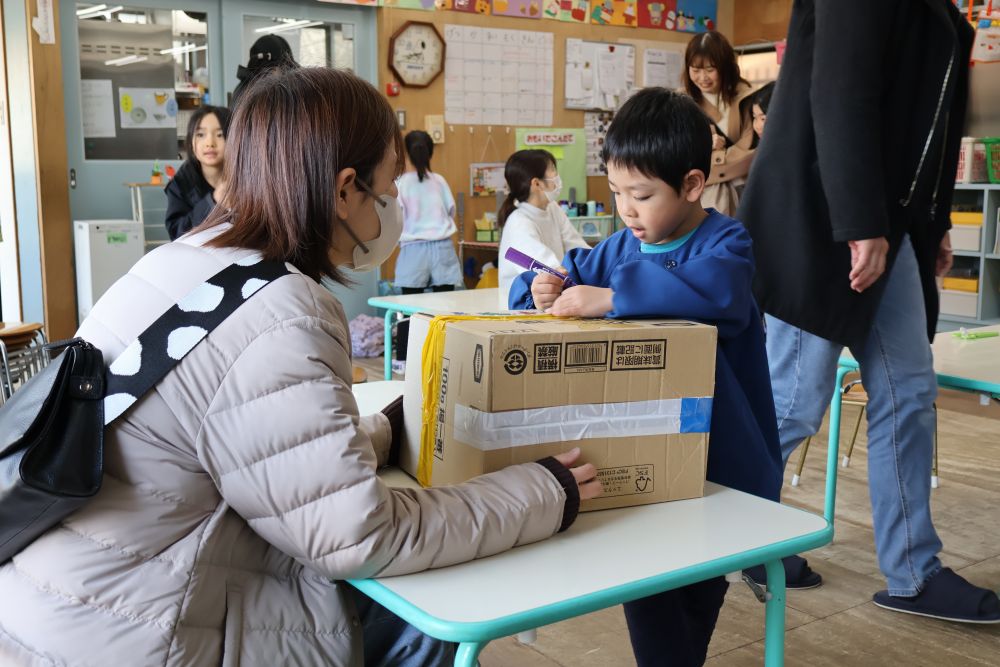 思うままに絵を描くＨくん🖌

お家の人がそっと箱を支えてくれている
様子、温かい雰囲気🤭♪
保育参加ならではの、親子でのまったりタイム⌛

普段の園の遊びを、おうちのひとと
一緒にできることが嬉しそう👍🏼💕