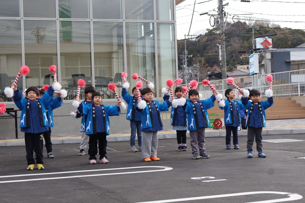 ゾウ組さん、栗原公民館の落成式に
参加させていただきました🫱🏼‍🫲🏼♩

保護者の方にも見てもらいました☘️
市長さんをはじめ、地域の方や消防団の方もいらっしゃり、
緊張気味のゾウ組さん…
しかし緊張に負けないくらいの元気な声！

みんな頑張ったね✨✨