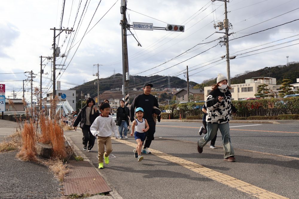 そして！お家の人と一緒にマラソンを🥺💨

Ｆちゃんのお兄ちゃんも参戦♩
「一緒に走る！」と乗り気な様子！👟✧

いざ走ってみると…

「はや！疲れたーー！」と
妹のマラソンの速さにびっくり😳
