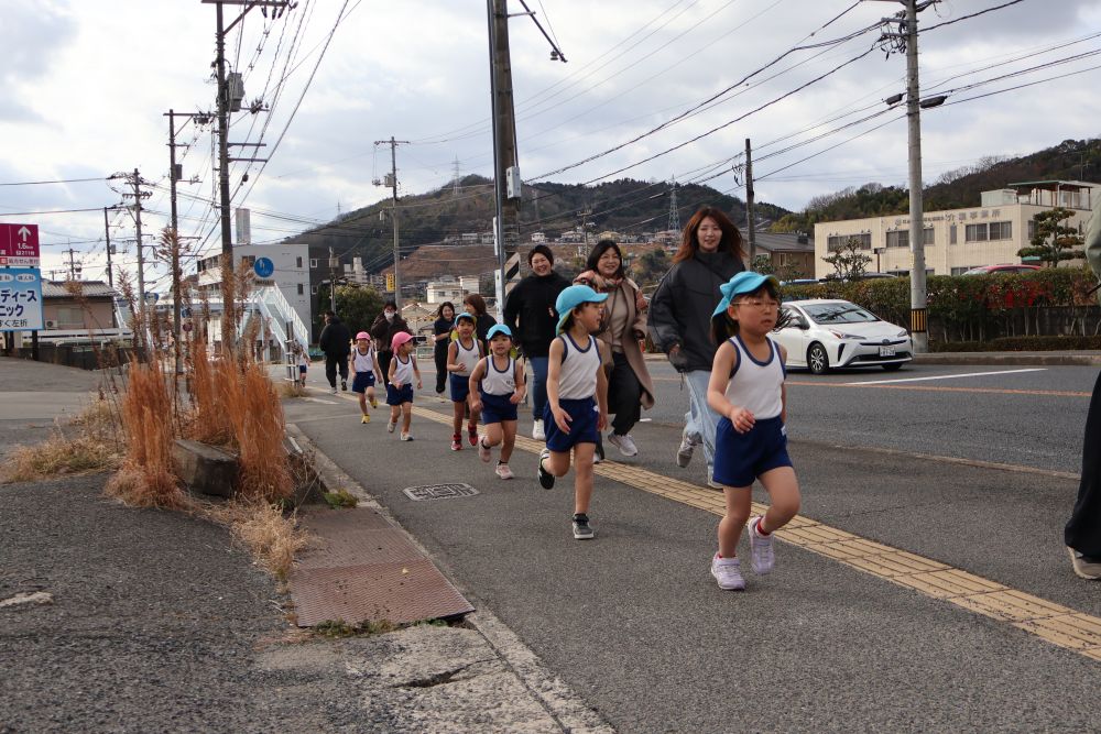 毎日のマラソンの成果でしょうか
途中立ち止まることなく
ファイト！　ファイト！と足取り軽く
走るゾウ組さん😚♪

「はや！」「まってー！」「すごいね！」などの
声がたくさん聞こえました👂🏼♡
子ども達も嬉しくてどんどんスピードアップ！

毎日のこども園での様子を見てもらって
成長を感じれた１日でした😌

ありがとうございました！

