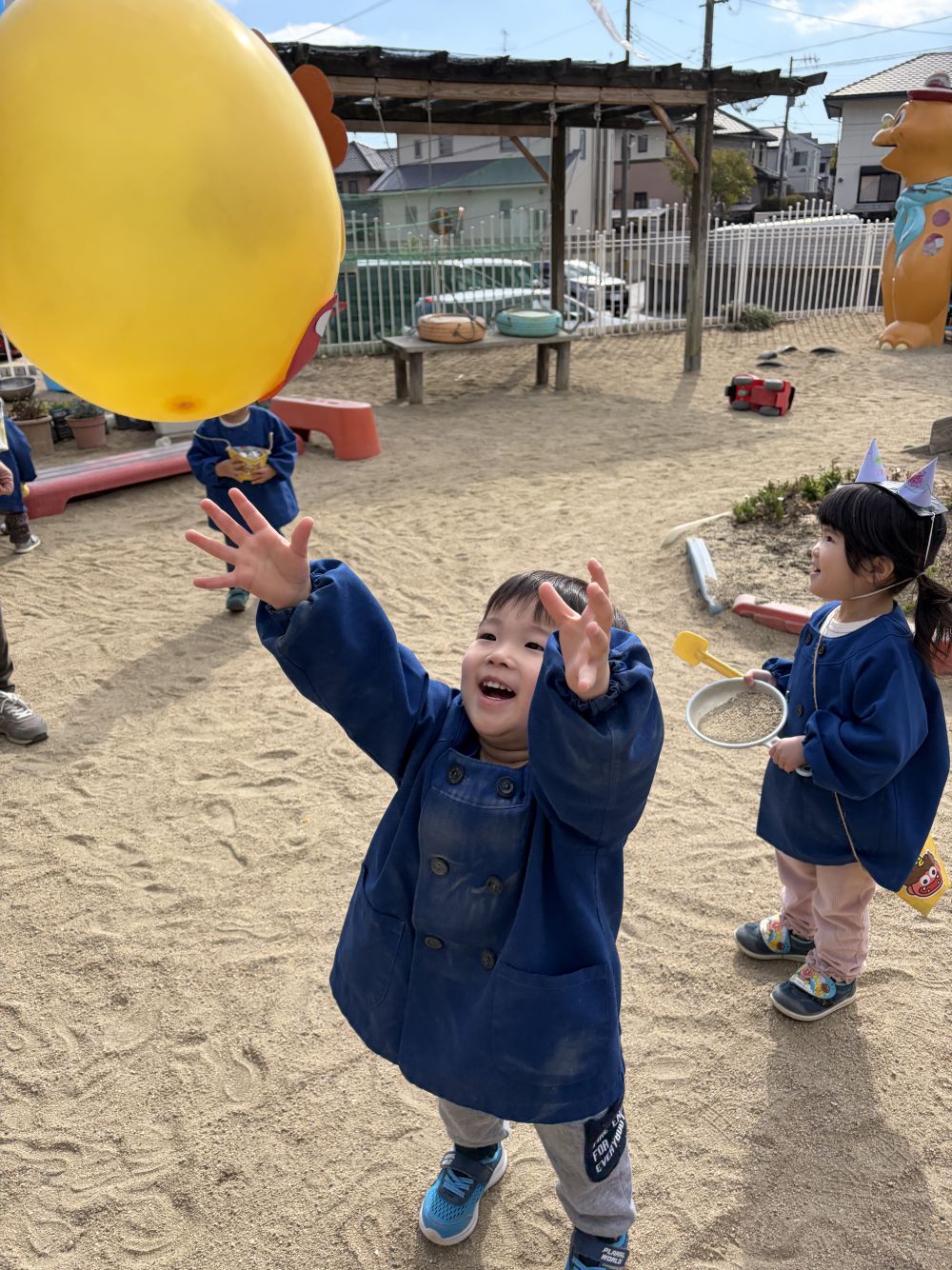 こっちにも鬼さん。
届きそうで届かない・・・
つかまえようと頑張っていましたよ。

