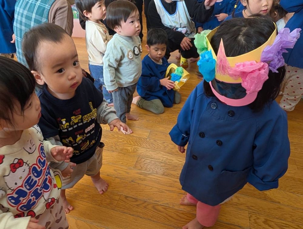 今日は節分の日
朝の会で「豆まき」を
歌った後に
クマ組さん、ヒヨコ組さんの可愛い鬼さんが
遊びにきてくれました～♪
