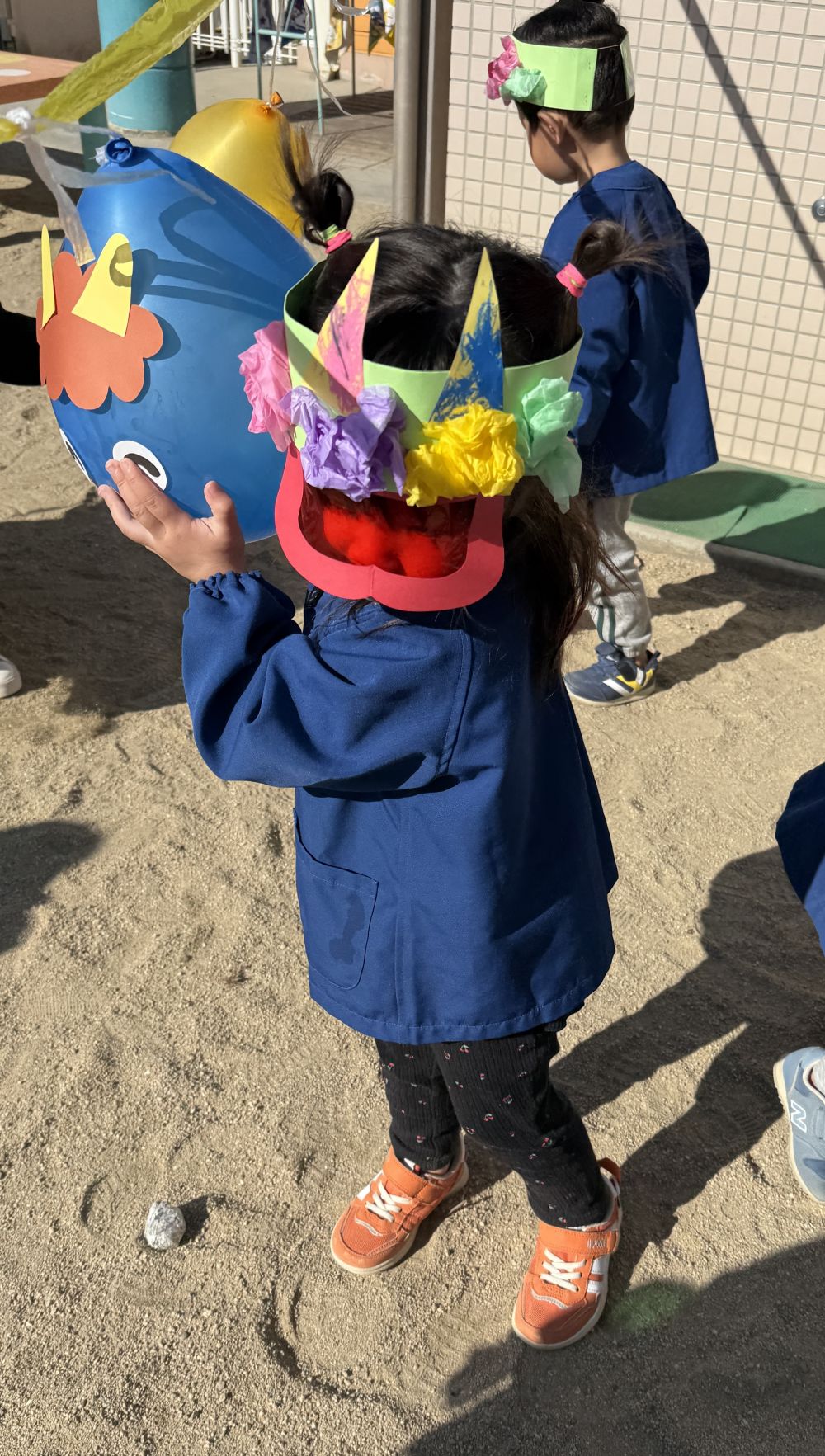 「R、このおにさんすきなのー💙」と、
青鬼の風船を抱きしめるRちゃん🥰

ふわふわして、かわいかったみたいです♡