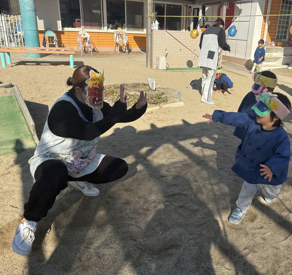 先生鬼もやっつけるぞー！！
走り回る先生を追い詰めて…
狙いを定めて豆を投げたHくん！！