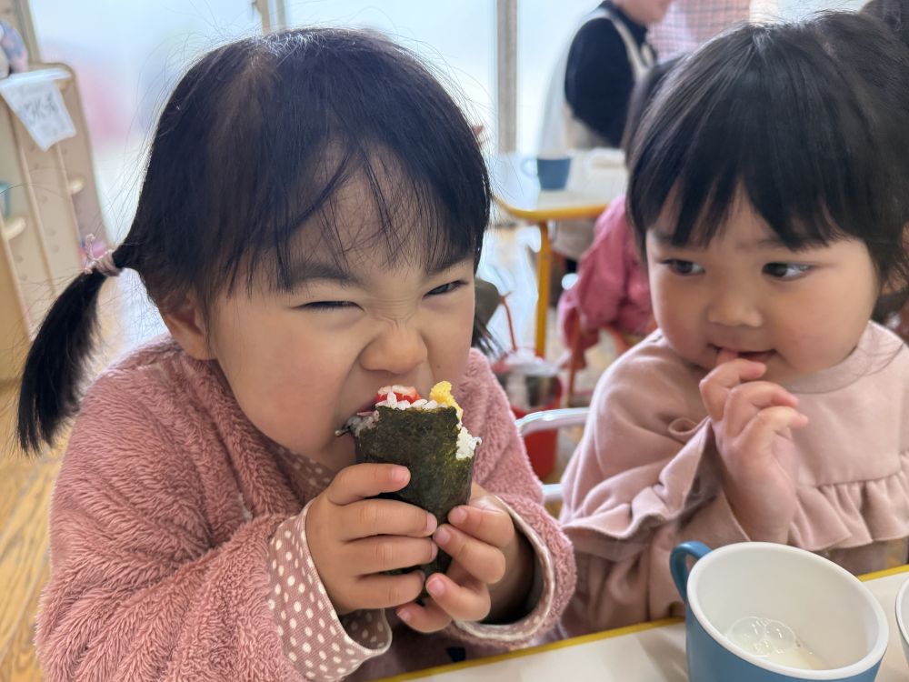 給食は恵方巻き😋

大きなお口でかぶりついたMちゃん♪
