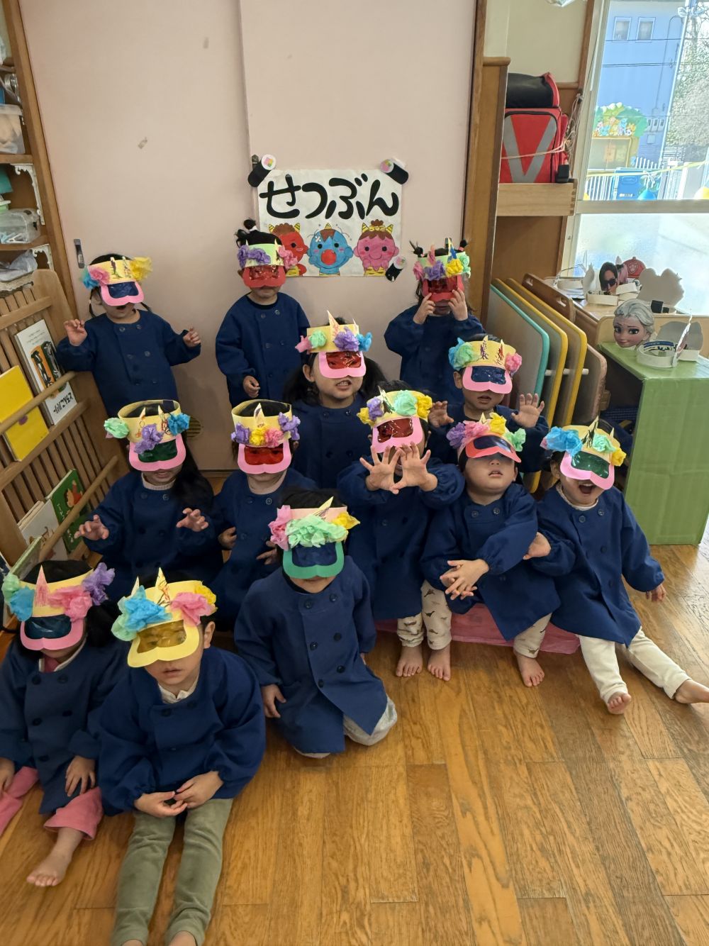 みんなで一緒に、
「はい、チーズ📸」

みんなそれぞれの色に見える鬼お面サングラス✨️
お家でも鬼に変身してみてね😎