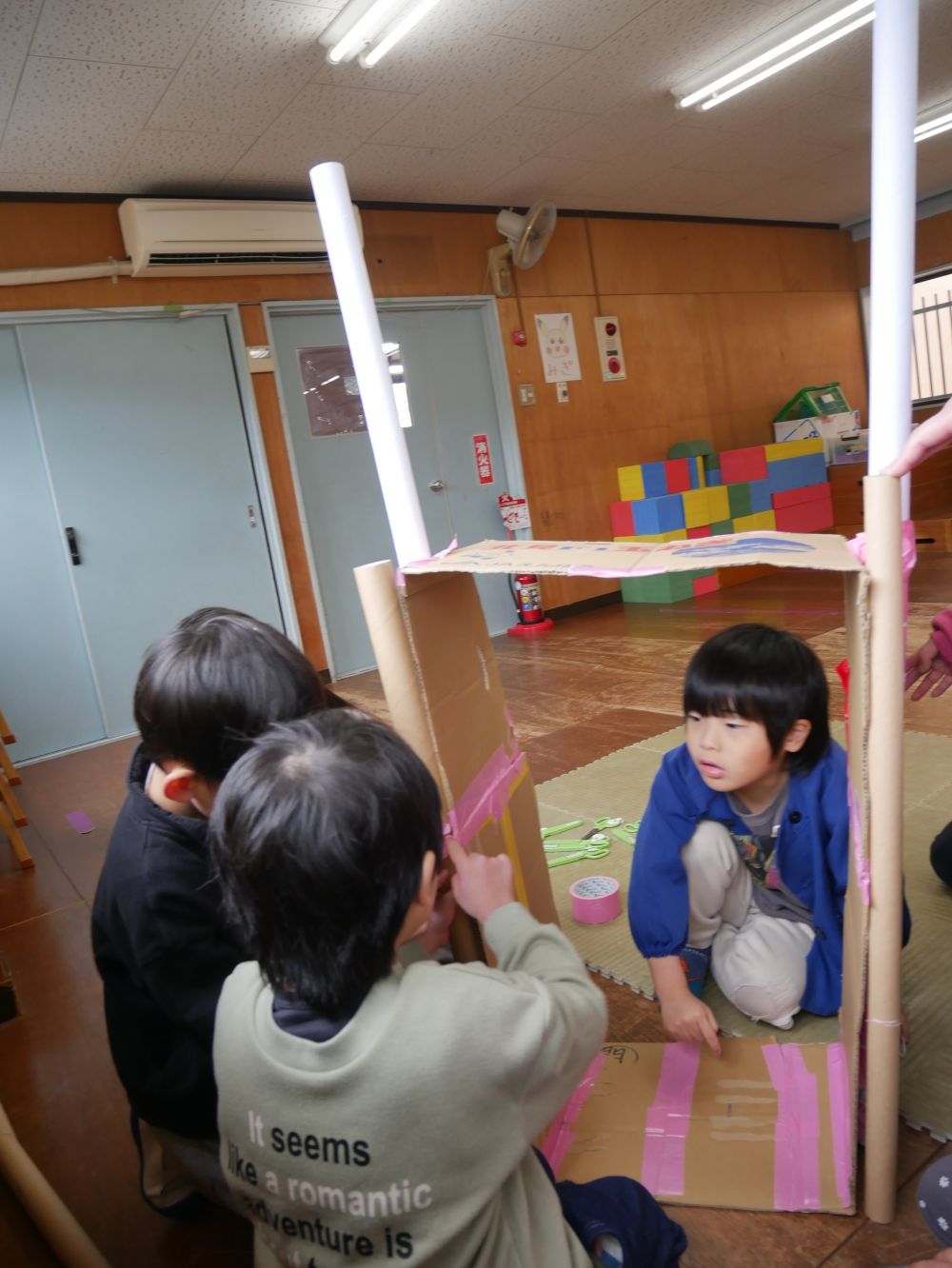 「段ボールをくっつるのはどう？」
「でもせっかく棒くっつけたよ」
頑丈にくっつけた棒を外したくない子と
段ボールで挑戦してみたい子…
みんなで何回も話し合い…棒を外すことに！！