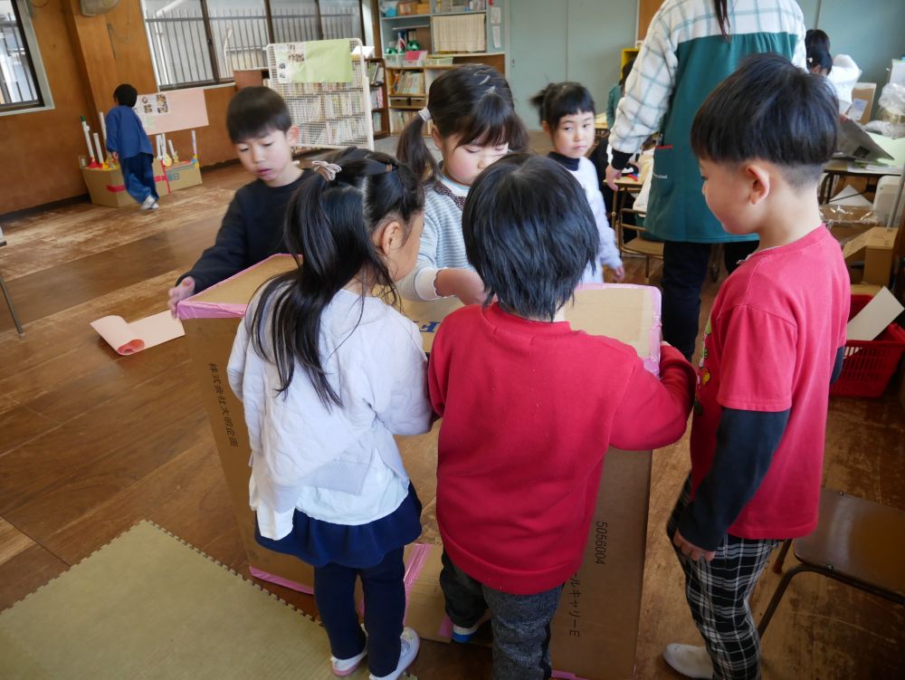 段ボールをくっつけるのも一苦労
下が浮いてしまってグラグラしたり
端と端がうまくくっつかなかったり
何とか自分たちで協力して完成♡

この映画館を立たせるのに
たくさん悩んだみんな、立って一安心♪