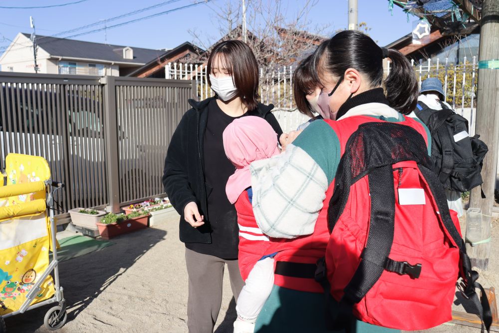 ０歳１歳さんも避難訓練
2人用抱っこ紐とお散歩カートを使って訓練

昼の時間に職員同士で振り返り、疑問や改善点を共有します

普段からの意識、緊急時での対応
子ども達を守るために様々なことに気をつけ、安心安全に過ごせるようにこれからも学び続けていきたいと思います