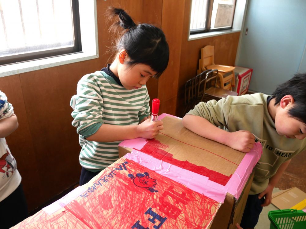 その後はみんなで映画館のイメージを
共有しながら作っていきます

「映画館は赤いから赤く塗ろう！！」
ペンで塗る？紙を貼る？絵の具を使う？
一つ一つをみんなでしっかり相談しながら
作っていく映画館チーム
